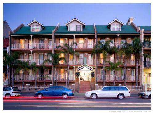 Central Railway Hotel and Apartments