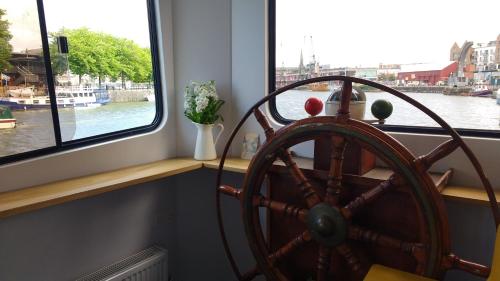 Kyle Blue - Bristol Harbour Luxury Hostel Boat