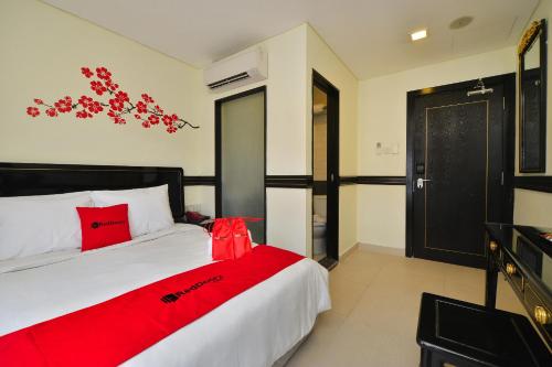 RedDoorz near Marine Parade Central