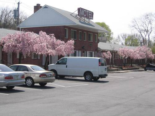 Ardsley Acres Hotel Court