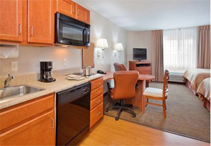 Candlewood Suites Kansas City Airport