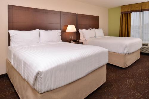 Holiday Inn Express & Suites Dearborn SW - Detroit Area