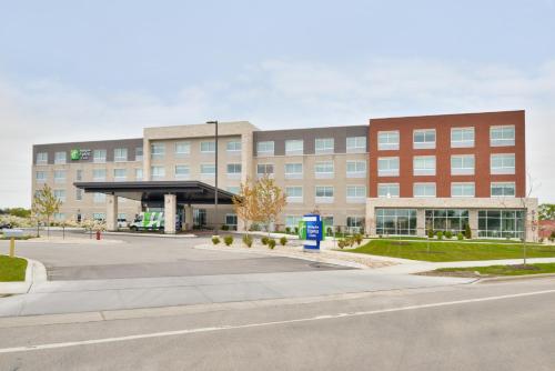 Holiday Inn Express & Suites Madison