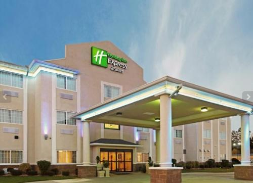 Holiday Inn Express & Suites Magnolia-Lake Columbia