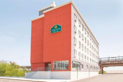 La Quinta Inn & Suites Far Rockaway - JFK Airport